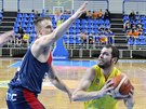 Opavský basketbalista Radim Kleka (ve lutém) útoí kolem Lukáe Stegbauera z...
