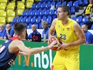 Opavský basketbalista Ludk Jureka (ve lutém) pod tlakem Radka Farského z...