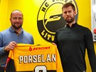 védský obránce Mathias Porseland po podpisu smlouvy s Litvínovem, vlevo je...