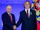 Jaromír Nohavica přijímá z rukou Vladimira Putina Puškinovu medaili (4....