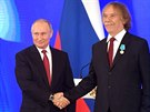 Jaromír Nohavica pijímá z rukou Vladimira Putina Pukinovu medaili (4....