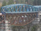 Unikátní výmna oblouk na elezniním most nad pehradou Hracholusky. (8. 11....