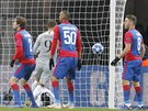 BALON V SÍTI. Fotbalisté CSKA Moskva (v ervenomodrých dresech) v duelu s AS...