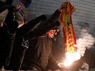 Chuligán CSKA Moskva zapaluje koist - álu, kterou odcizil jednomu z fanouk...