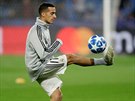 Lucas Vázquez z Realu Madrid se rozcviuje na plzeském paitu ped utkáním...