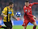 Robert Lewandowski z Bayernu Mnichov v souboji s Uroem Cosiem, fotbalistou...