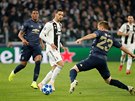 Mattia De Sciglio z Juventusu pihrává kolem Luka Shawa, obránce Manchesteru...