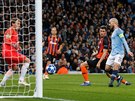 David Silva, kapitán fotbalist Manchesteru City, dává první gól v zápase Ligy...