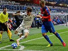 Alvaro Odriozola z Realu Madrid se pokouí vyzrát plzeského beka Davida...