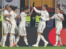 JEDNA NULA. Fotbalisté Realu Madrid se radují z gólu, který Plzni vstelil...