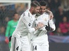 A DRUHÝ ZÁSAH. Kapitán Realu Sergio Ramos gratuluje Casemirovi, autorovi druhé...