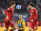 Niklas Hult v dresu AEK Athény pozoruje kombinaci Thomase Müllera (vlevo) a...