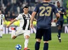 PRÁSK! Cristiano Ronaldo v dresu Juventusu Turín pálí na bránu Manchesteru...