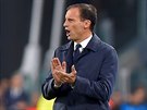 Massimiliano Allegri, trenér Juventusu Turín, podporuje své svence v duelu s...