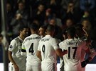 MADRIDSKÁ RADOST VE MST PIVA. Fotbalisté Realu Madrid se radují ze vstelené...