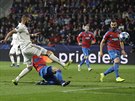 Karim Benzema z Realu Madrid stílí tetí branku svého týmu v zápasu s Plzní.