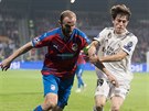 Plzeský kapitán Roman Hubník brání Alvara Odriozolu z Realu Madrid.