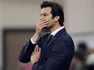 Santiago Solari, trenér fotbalist Realu Madrid, pozoruje prbh zápasu v Plzni.