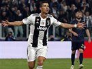 Cristiano Ronaldo v dresu Juventusu Turín slaví gól v zápase proti bývalému...