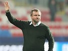 Trenér Pavel Vrba mává plzeským fanoukm po poráce 0:5 s Realem Madrid.