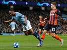 Raheem Sterling z Manchesteru City pad v pokutovm zem bhem zpasu Ligy...