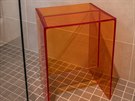 V bezbariérovém sprchovém kout stojí plastová stolika v transparentní...