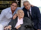 Kirk Douglas, jeho syn Michael a vnuk Cameron (Los Angeles, 6. listopadu 2018)