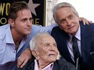 Kirk Douglas, jeho syn Michael a vnuk Cameron (Los Angeles, 6. listopadu 2018)