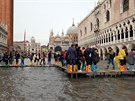 Itálii zasáhl silný vítr a dé. V Benátkách byly zaplaveny ti tvrtiny msta...