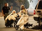 Záchranái evakuují pacienty nemocnice ve mst Paradise v Kalifornii, kde ádí...