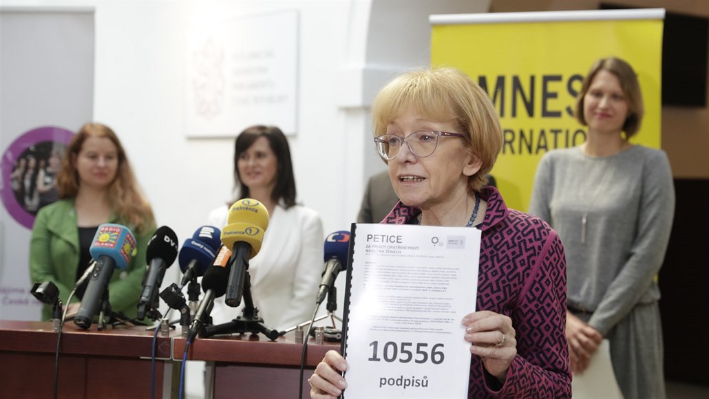  �éfka peti�ního výboru Sn�movny Helena Válková p�ebírá petici za p�ijetí Istanbulské úmluvy. (6. listopadu 2018)