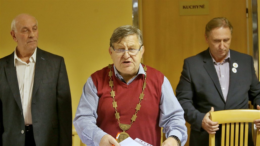 Jan Hradil (uprost�ed) po �estnácti letech skon�il jako starosta Újezdu u Brna.