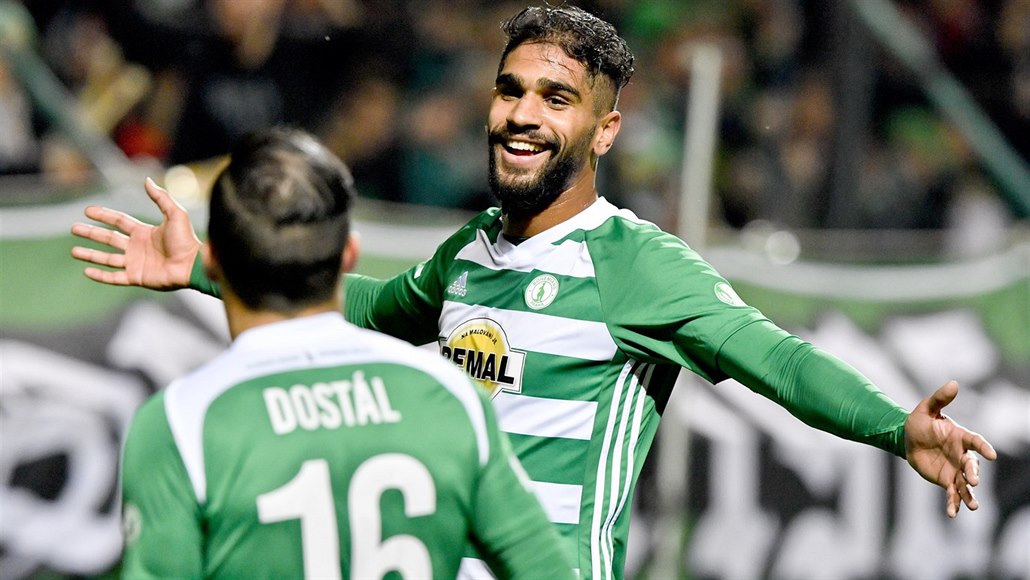 Bahrajnský úto�ník Hilál Júsuf z Bohemians se radují z gólu proti Teplicím