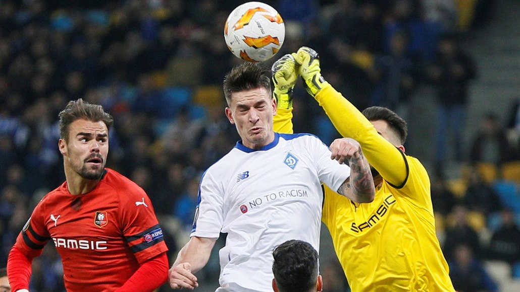 �eský branká� Tomá� Koubek z Rennes zasahuje v utkání Evropské ligy proti...