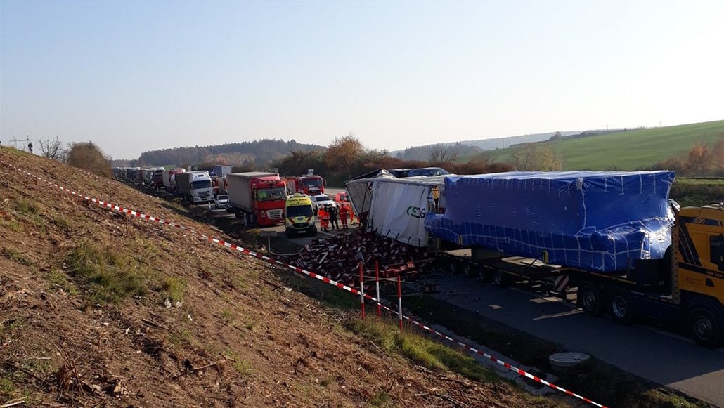 Nehoda tří kamionů a jednoho osobního auta na dálnici D1 ve směru na Prahu....