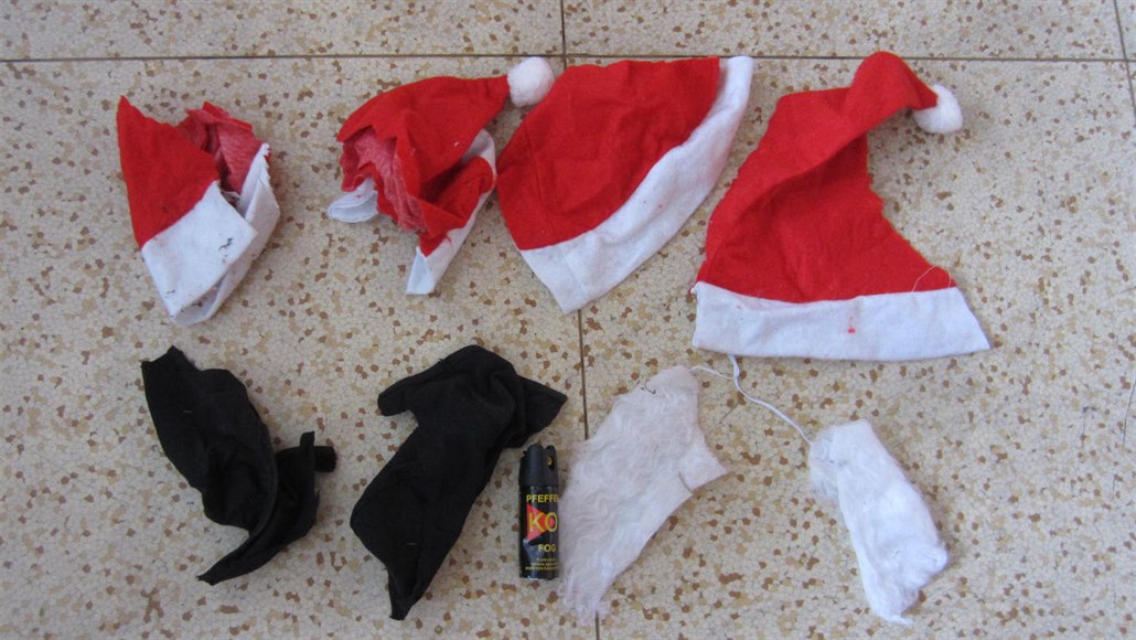 Čepice Santa Clause použité při krádeži propadly státu, skončily v koši