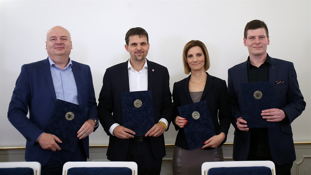 Tomá� Kolá�ný (první zprava) za Piráty, vedle n�ho budoucí brn�nská primátora...