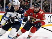 Aleksander Barkov (vpravo) z Floridy a Mark Scheifele z Winnipegu.