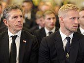 Manaer Leicesteru Claude Puel (vlevo) a brank Kasper Schmeichel rozjmaj...