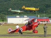 Dvakrát Zlin Z-226MS Trener s replikou Fokkeru Dr.I