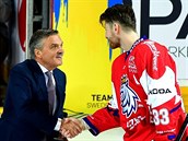 Šéf světového hokeje René Fasel (uprostřed) se zdraví s českým kapitánem...