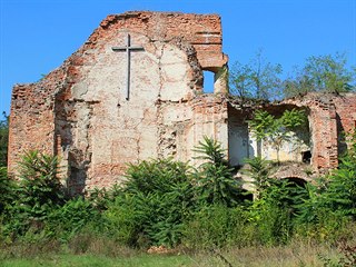 Zeď presbytáře - jediný zbytek impozantního chrámu