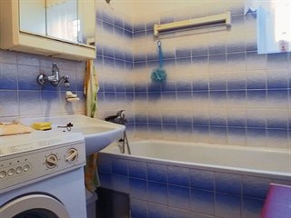 Danielova koupelna v bytě po babičce je jako vystřižená z katalogu z 80. let....