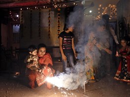 Indové během roku slaví mnoho svátků, Diwali patří k těm nejveselejším. Lidé...