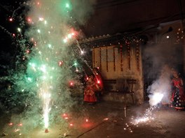 V hustě osídlené Indii se pyrotechniky při Diwali odpaluje tisíce tun, to...