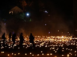 Dobrovolníci zapalují pochodn, které pipomínají konec první svtové války. 