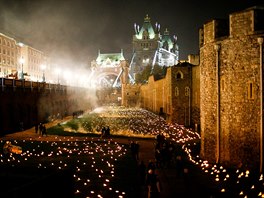 Londýnský Tower v nedli veer rozzáily tisíce malých pochodní, které...