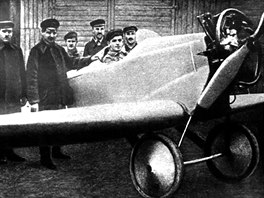 Tupolev ANT-1, mu s rukou na letadle je konstruktér Andrej Nikolajevi Tupolev