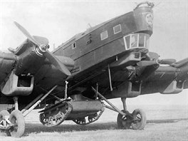 Tký bombardér Tupolev TB-3 s lehkým plavacím tankem v podvsu