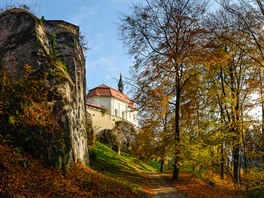 Hrad Valdtejn leí uprosted bukových les, nedaleko Hruboskalského skalního...